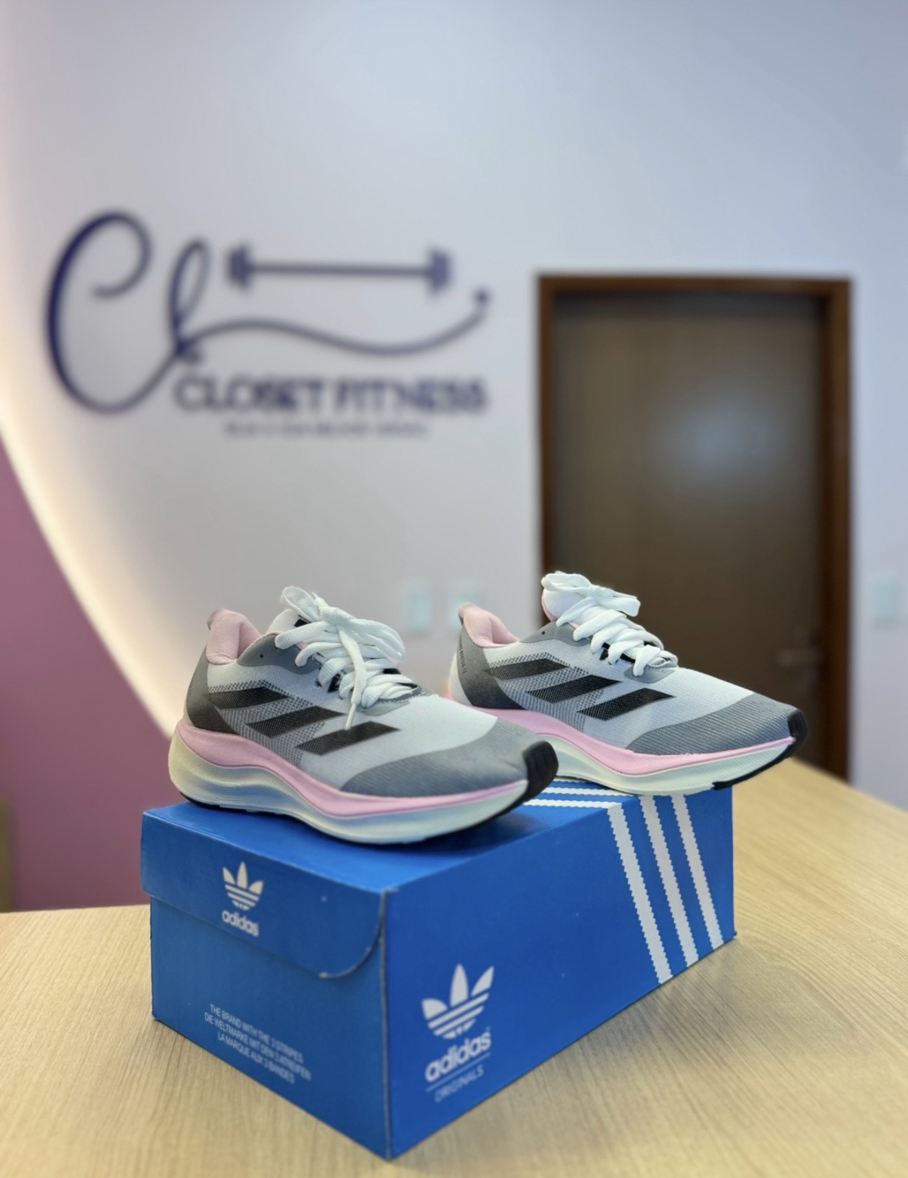 Tênis Adidas cinza c/ rosa